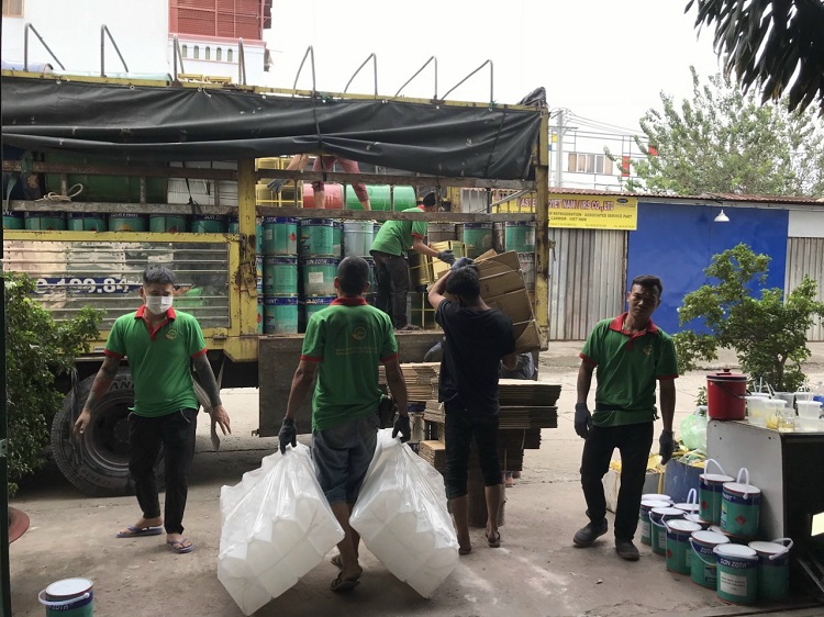 Hiện đơn vị chúng tôi đã và đang cung cấp dịch vụ bốc xếp hàng hóa giá rẻ chuyên nghiệp - tận tâm - tiết kiệm. Bao gồm: Dịch vụ bốc xếp chuyển hàng hóa lên xuống xe container, xe tải; Dịch vụ bốc xếp, bốc dỡ hàng hóa khác theo đúng nhu cầu của khách hàng; Dịch vụ bốc xếp hàng hóa, sản phẩm cho kho bãi, nhà xưởng; Dịch vụ cho thuê công nhân bốc xếp bốc dỡ hàng hóa, sản phẩm. Dịch vụ này sẽ được tính theo giờ hoặc theo ngày; Dịch vụ cung ứng nguồn nhân lực, nhân công lao động phổ thông.