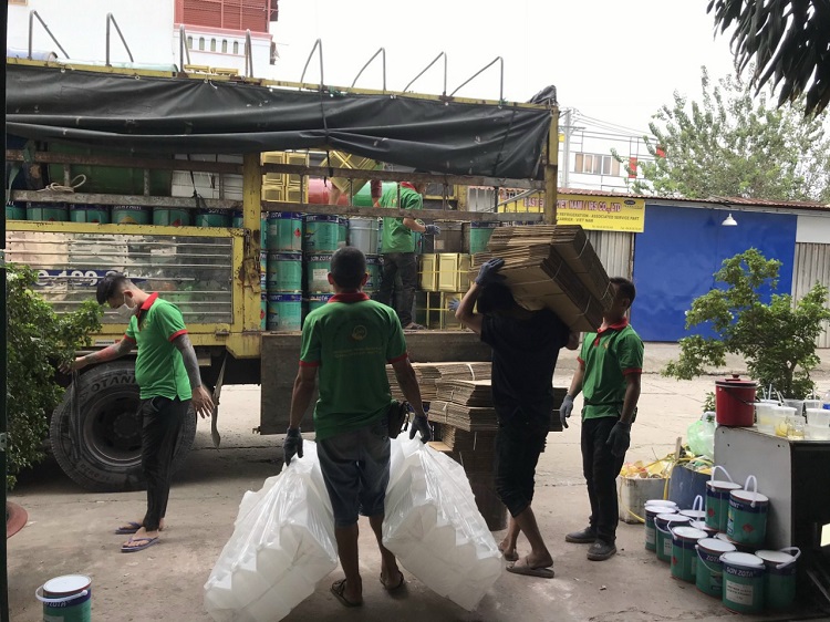 Quy trình bốc xếp hàng hóa chuẩn quốc tế tại Chuyển Nhà Thân Thiện: Bước 1: Tiếp nhận mọi thông tin từ phía khách hàng và tư vấn thêm một vài thông tin giúp khách hàng hiểu rõ mọi vấn đề; Bước 2: Xác định đúng số lượng hàng hóa, sản phẩm cần bốc xếp, bốc dỡ. Nhằm giúp dự tính nhân lực cần thiết; Bước 3: Tiếp đến bước thỏa thuận giá cả và thực hiện ký hợp đồng dịch vụ bốc xếp hàng hóa trọn gói; Bước 4: Tiến hành triển khai công việc bốc xếp hàng hóa như đã dự định với đội ngũ nhân lực chuyên nghiệp; Bước 5: Cuối cùng là hoàn tất công việc, khách hàng kiểm tra kết quả và thanh toán chi phí.