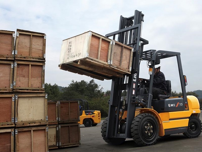 Dịch vụ cho thuê xe nâng giá rẻ tiết kiệm, chuyên nghiệp tại Chuyển Nhà Thân Thiện 