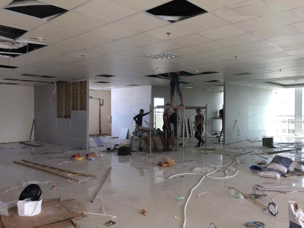 Đội ngũ nhân viên tại Chuyển nhà 247 đều là những người lành nghề, chuyên nghiệp, có trách nhiệm và kinh nghiệm lâu năm trong việc tháo dỡ mọi vật dụng liên quan đến tòa nhà, mặt bằng, vách tường, kính, thạch cao... Đặc biệt, đội ngũ nhân viên chúng tôi cam kết hoàn thành tốt mọi công việc trong khoảng thời gian ngắn nhất. Đồng thời, đảm bảo chất lượng dịch vụ tốt nhất, mang đến sự hài lòng cao nhất cho mọi khách hàng tin chọn dịch vụ hoàn trả mặt bằng tại Chuyển Nhà Thân Thiện.