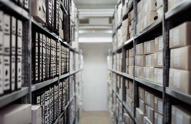 Tại Chuyển Nhà Thân Thiện, chúng tôi với đội ngũ nhân viên được đào tạo bài bản, chuyên nghiệp theo quy trình QA-SGL. Nên sẽ thực hiện nhiệm vụ chăm sóc và quản lý hồ sơ tốt nhất, an toàn nhất. Tất cả hồ sơ tài liệu lưu trữ của bạn đều sẽ được đơn vị chúng tôi tổ chức sắp xếp một cách ngăn nắp, cung cấp đầy đủ vật dụng bảo quản như kệ giá, hộp đựng, nhằm hỗ trợ cho quý khách hàng.