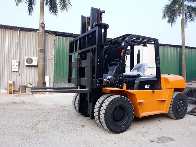 Xe nâng hạ bằng động cơ