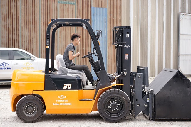 Hệ thống xe nâng hàng của Chuyển Nhà Thân Thiện với chủng loại, trọng tải đa dạng đem đến cho khách hàng nhiều sự lựa chọn. Bạn có thể thuê những chiếc xe nâng hàng có kích thước nhỏ gọn có khả năng di chuyển dễ dàng trong khu vực nhỏ hẹp để bốc dỡ, vận chuyển hàng hoá.