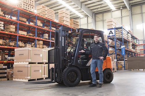 Mỗi khách hàng có nhu cầu sử dụng các loại xe nâng khác nhau để phục vụ các nhu cầu tháo dỡ, vận chuyển hàng hoá khác nhau. Hiểu được điều đó, Chuyển Nhà Thân Thiện cung cấp tới khách hàng đa dạng các loại xe nâng khác nhau để khách hàng có thể lựa chọn.