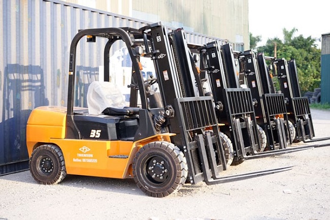 Để đáp ứng nhu cầu vận chuyển của khách hàng, các đơn vị cho thuê xe nâng tại Bình Dương nói chung hay Chuyển Nhà Thân Thiện nói riêng đều cung cấp đa dạng các mẫu xe nâng khác nhau cho khách hàng lựa chọn.