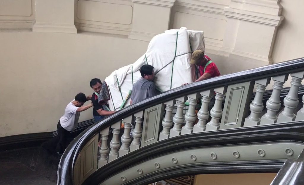 Đội ngũ nhân viên lành nghề, chuyên nghiệp tại Công ty Chuyển Nhà Thân Thiện sẽ tiến hành bước vận chuyển cây đàn từ nhà cũ đến nơi ở mới mà khách hàng yêu cầu. Tùy thuộc vào cung đường và khoảng cách địa lý di chuyển, mà đơn vị chúng tôi sẽ huy động nhân lực và máy móc hỗ trợ phù hợp, an toàn.