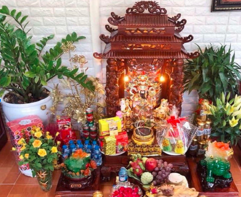Cúng thổ địa, thần linh cầu phù hộ cho gia đạo bình an, trong ngoài ấm êm và an lành