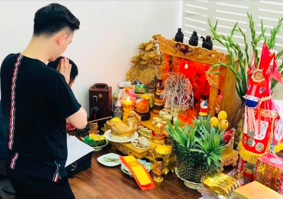 Trong lúc cúng nhập trạch người đứng đầu công ty (Giám Đốc) nên đứng ra làm lễ. 