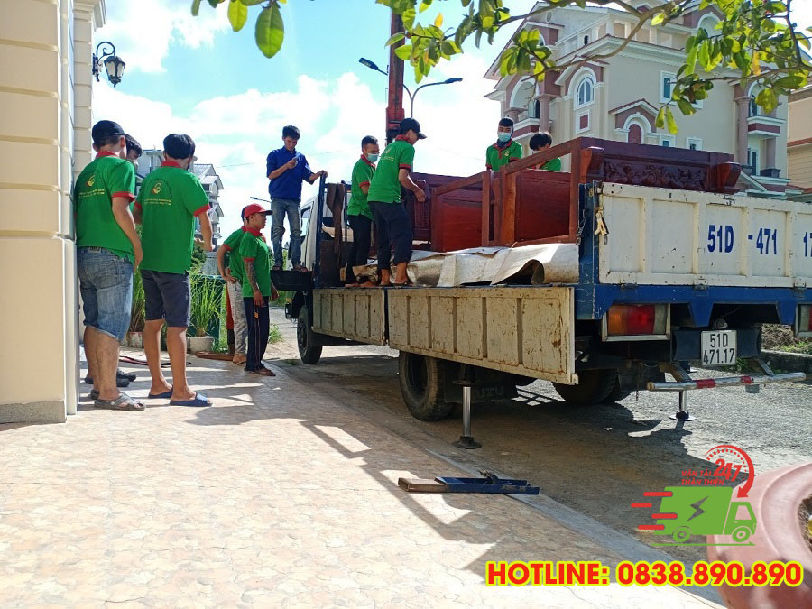 Chuyển Nhà Thân Thiện đang thực hiện công việc vận chuyển biệt thự cho khách hàng sử dụng dịch vụ chuyển nhà trọn gói tại Phú Mỹ Hưng Quận 7