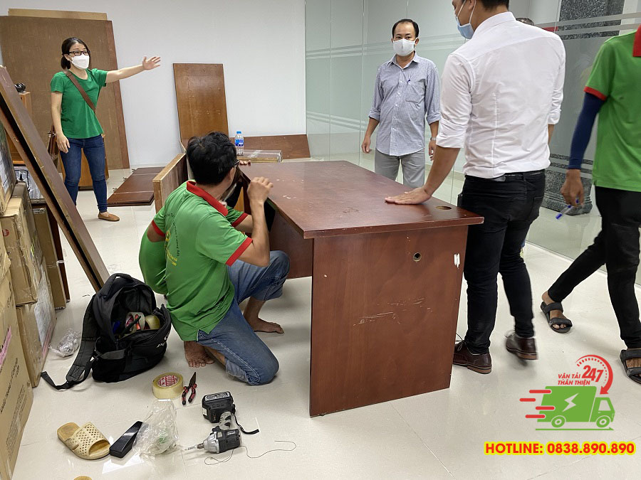 Đội ngũ nhân viên tại Chuyển Nhà Thân Thiện đang tiến hành lắp ráp lại bàn ghế theo yêu cầu của khách hàng
