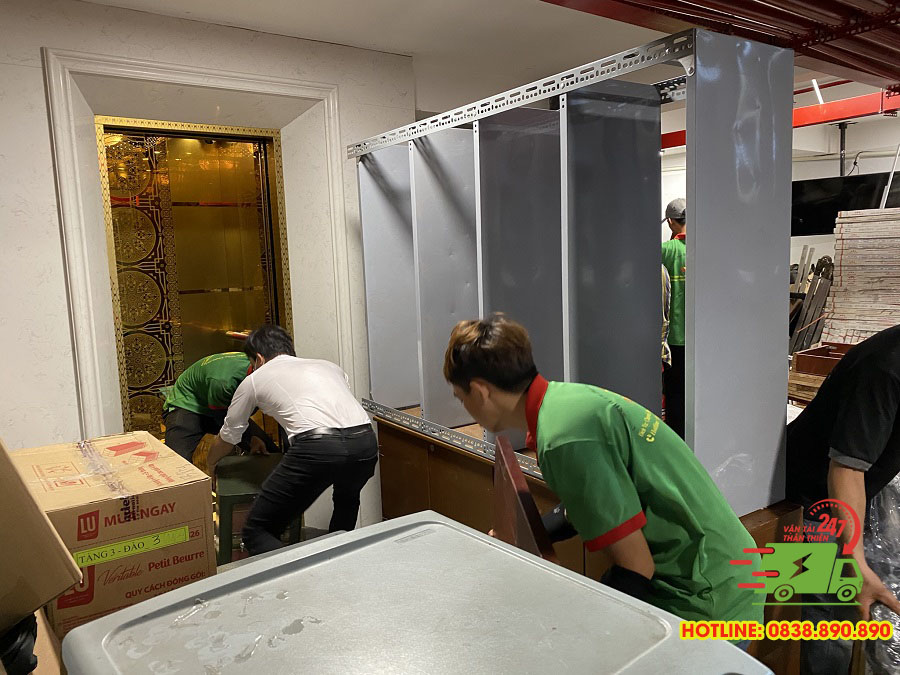 Di chuyển đồ đạc một cách tỉ mĩ, cẩn thận vào thang máy để đưa lên văn phòng theo yêu cầu của quý khách hàng.
