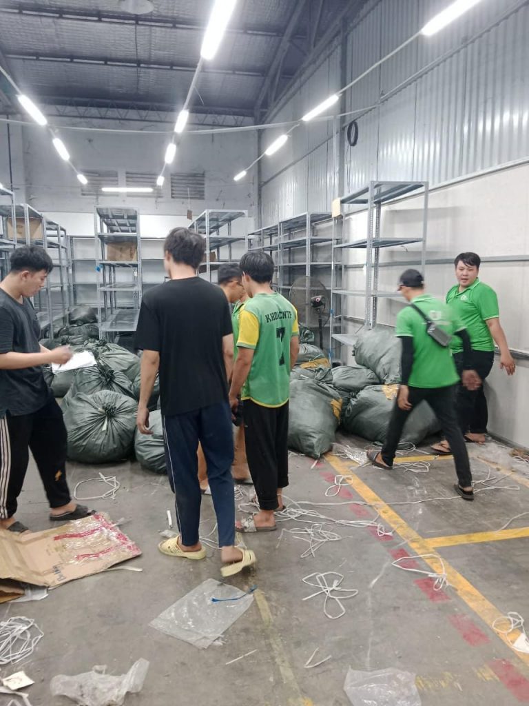 bốc xếp nhà xưởng, Công ty Chuyển Nhà Thân Thiện, Công Ty ROUTINE, Tháo dỡ kệ hàng xưởng may, Bốc xếp hàng hóa cho shop thời trang, Bốc xếp vải may, Bốc xếp chỉ may