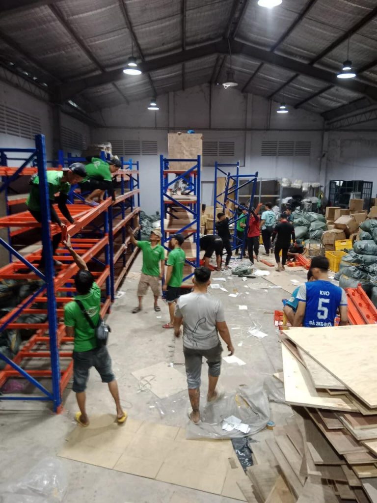 bốc xếp nhà xưởng, Công ty Chuyển Nhà Thân Thiện, Công Ty ROUTINE, Tháo dỡ kệ hàng xưởng may, Bốc xếp hàng hóa cho shop thời trang, Bốc xếp vải may, Bốc xếp chỉ may