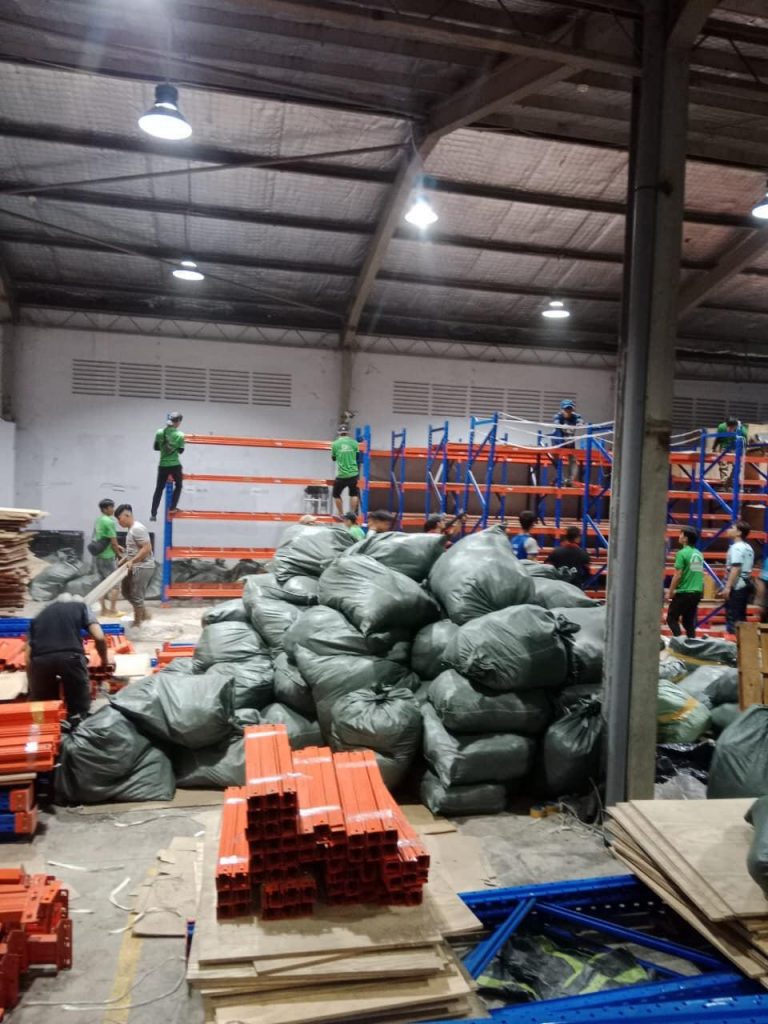 bốc xếp nhà xưởng, Công ty Chuyển Nhà Thân Thiện, Công Ty ROUTINE, Tháo dỡ kệ hàng xưởng may, Bốc xếp hàng hóa cho shop thời trang, Bốc xếp vải may, Bốc xếp chỉ may