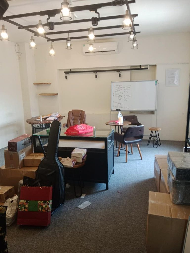 vận chuyển trung tâm thiết kế thời trang, Chuyển nhà 247, Chuyển nhà, Vận chuyển nhà văn phòng, Vận chuyển trung tâm thiết kế, Tháo lắp máy lạnh, Vận chuyển máy may, Vận chuyển vải may quần áo, Vận chuyển kệ để đồ, Vận chuyển bàn ghế văn phòng, Vận chuyển manocanh shop thời trang